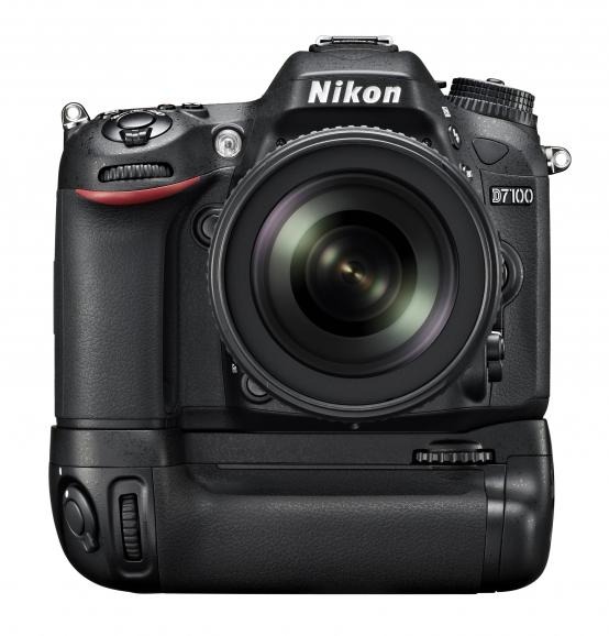 Nikon D7100 mit Handgriff MB-D15.