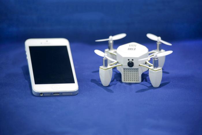 Die ZANO-Drohne neben einem iPhone 5s