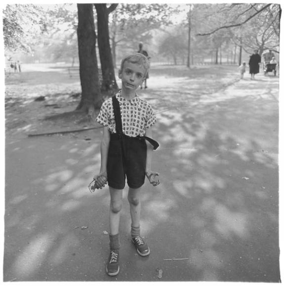 Kind mit einer Spielzeuggranate im Central Park, N.Y.C., 1962