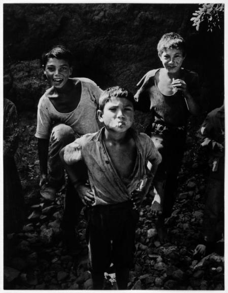 Rauchende Kinder an der Algarve / Jürgen Heinemann, Portugal 1959 