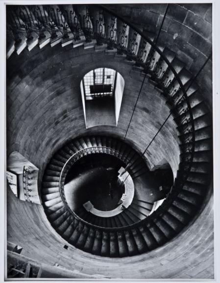 Wendeltreppe im Uhrenturm der St.-Pauls-Kathedrale / Helmut Gernsheim, London 1943