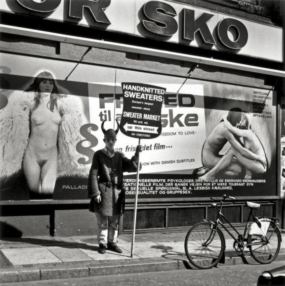 Wikinger vor einem Filmtheater / Fritz Henle, Kopenhagen 1987 