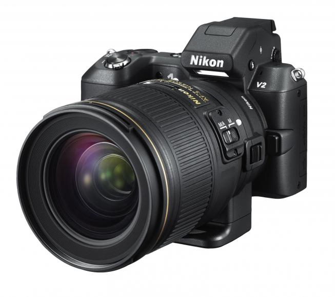 Nikon 1 V2_Mit aufgesetztem Nikkor-Objektiv aus dem SLR-System