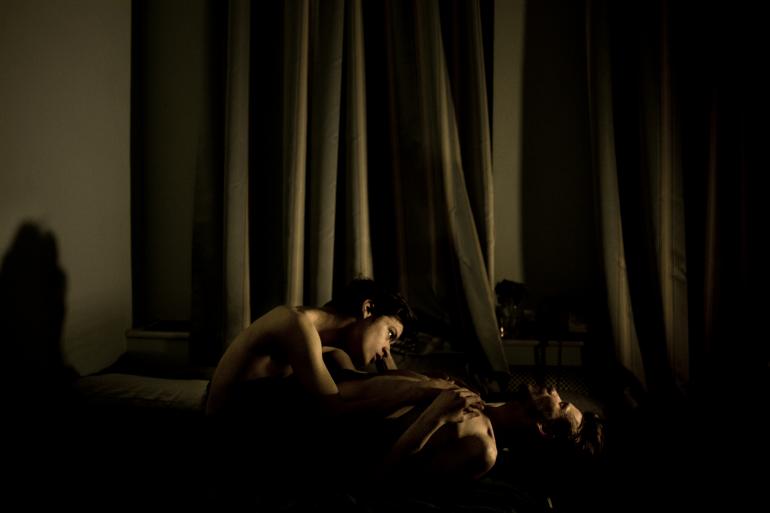 &quot;Jon and Alex&quot; von Mads Nissen: World Press Photo of the Year 2014 | 1. Preis in der Kategorie &quot;Contemporary Issues / Singles&quot;