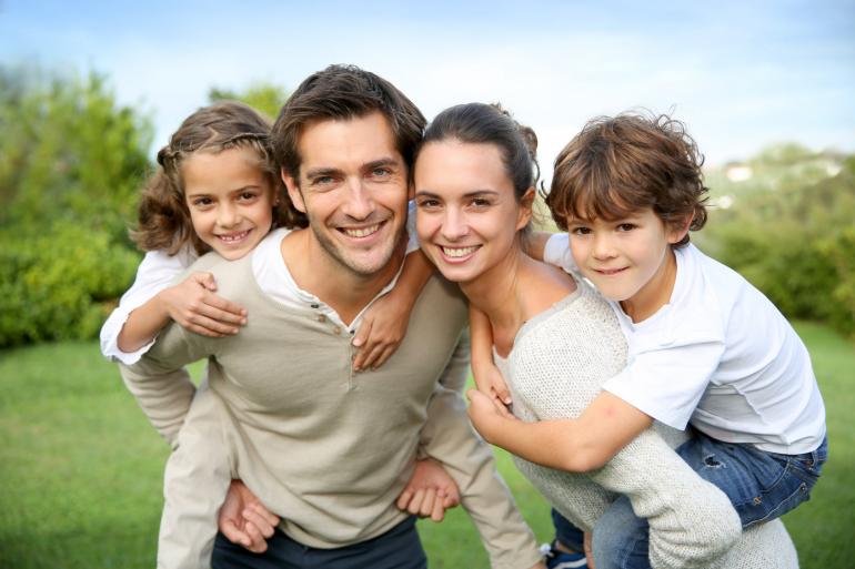 International auf Platz 1, in Deutschland auf Platz zwei der Downloadzahlen: das Foto einer jungen Familie. 