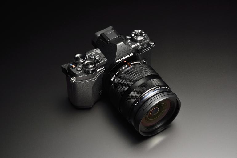 Olympus OM-D E-M5 Mark II: Das Aufnahmemodusrad lässt sich arretieren, um ein ungewolltes Verstellen zu verhindern.