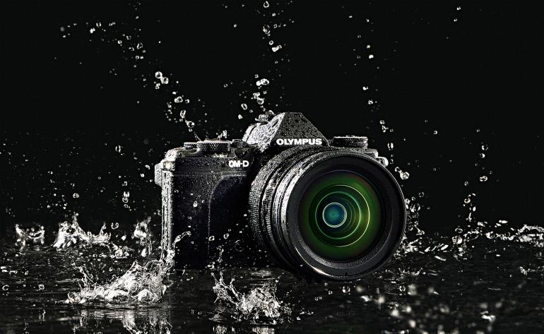 Olympus OM-D E-M5 Mark II: Das magnesiumlegierte Gehäuse der E-M5 MK II ist gegen Staub, Spritzwasser und Frost geschützt.