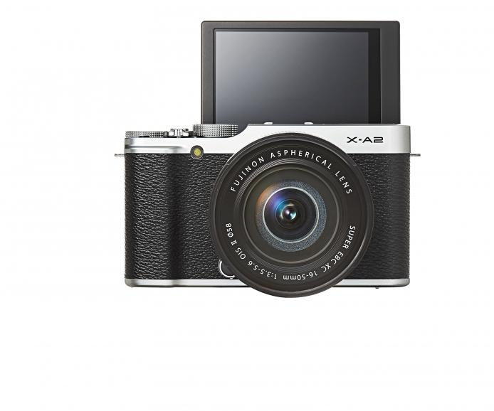 FujiFilm X-A2: Wird das Display ganz nach oben gescchwenkt, aktiviert sich der Eye-Detection-AF-Modus.