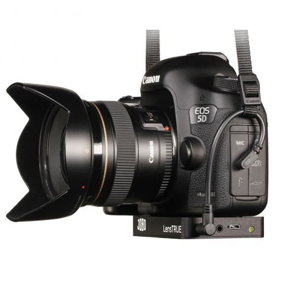 Das Lenstrue-Modul von Jobo wird in dem Stativgewinde der Kamera befestigt und mittels eines Synchronkabels mit der Kamera verbunden.