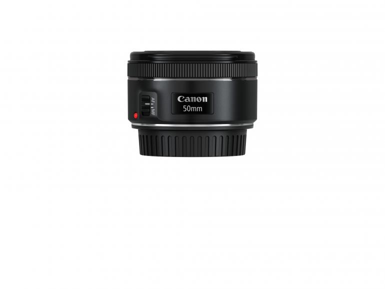 Die Firma Canon stellt das Objektiv EF 50mm 1:1,8 STM vor.