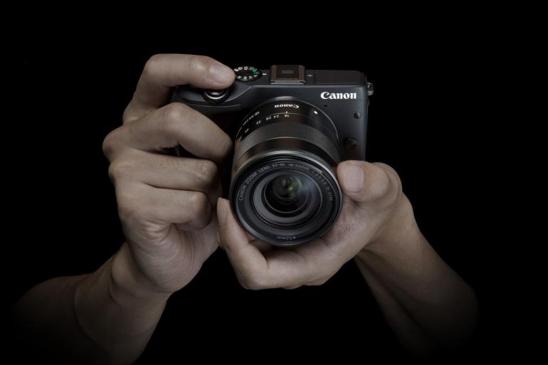 Im DigitalPHOTO-Test: Die spiegellose Systemkamera verfügt über einen APS-C CMOS-Sensor mit 24,2 Megapixeln