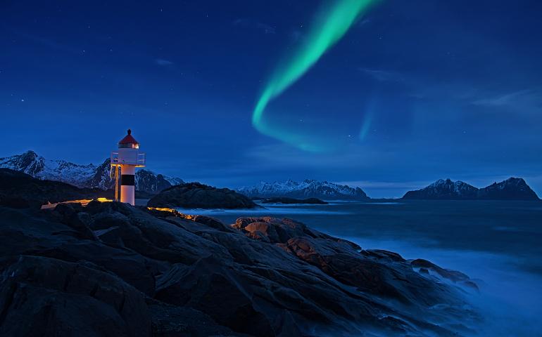 IDEE: Das Polarlicht auf den Lofoten wird nicht nur mit der Landschaft, sondern auch mit dem warmen Licht des Leuchtturms kombiniert. Dieser wird dadurch betont und scheint in die Weite des Meeres zu blicken.
GESTALTUNG: Die drei Farben Blau, Grün und Gelb bilden einen schönen Dreiklang. Dazu kommt die tolle Ausdifferenzierung der Blautöne
bis hin in die Tiefen. Guter Bildaufbau. TECHNIK: Langzeitbelichtung vom Ufer aus, das Polarlicht erschien erst nach Aufbau des Stativs und der Einstellung der Kamera.