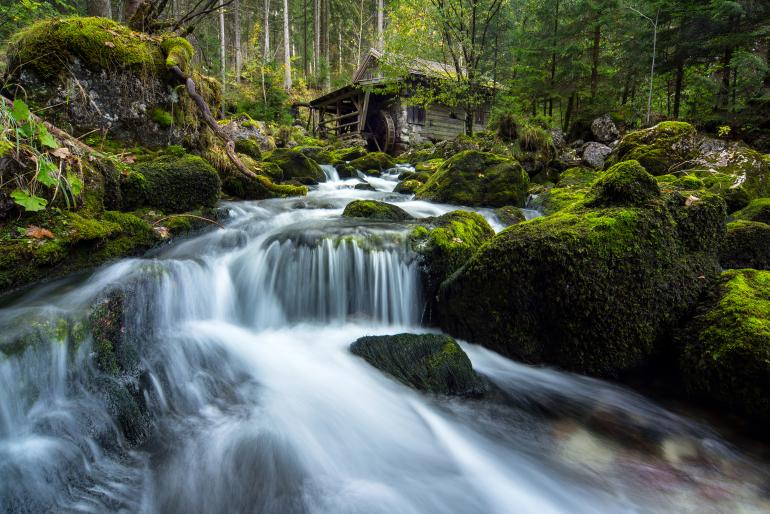 IDEE: Die historische Wassermühle bei Golling (Nähe Salzburg) ist die ideale Ergänzung für ein Wasserfall-Bild mit weich gezeichnetem Fließwasser. Mit seiner Langzeitbelichtung schafft der Fotograf eine fast märchenhaft wirkende Atmosphäre. GESTALTUNG: Die Brennweite von umgerechnet 18 Millimetern betont den Vordergrund und damit den Bachlauf, der mit seinem Weiß das Auge des Betrachters hin zur Mühle lenkt. TECHNIK: Der Fotograf steht mit Stativ im Fluss. Ein Graufilter ist wegen des schwachen Lichts im Wald nicht nötig – Blende und ISO wurden entsprechend eingestellt.