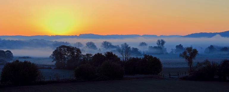 IDEE: Das Ruhrtal zwischen Bochum und Hattingen liegt morgens oft im Nebel. Der Fotograf machte nur wenige Meter neben den alten Industriestädten eine fast grafisch anmutende Aufnahme der Kulturlandschaft. GESTALTUNG: Besonders schön ist die Aufteilung des Bildes in drei etwa gleich große Schichten. Sehr gut gelungen ist auch die Umsetzung der Verläufe, vor allem im mittleren hellblauen Nebelbereich des Bildes. TECHNIK: Frühmorgens von einer Ruhrbücke aus mit Stativ fotografiert. Späterer Beschnitt zum Panoramaformat.