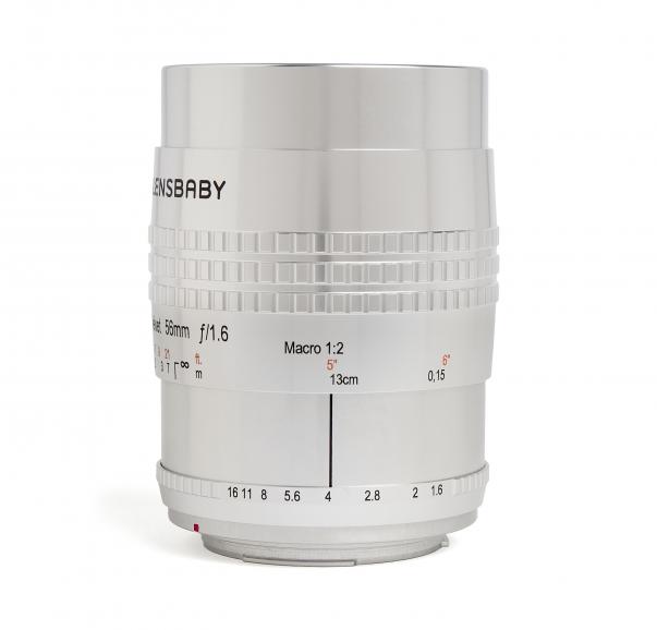 Die Lensbaby Velvet 56 SE Special Edition verfügt über gravierte Blenden- und Fokus-Markierungen sowie über eine eloxierte Oberfläche.