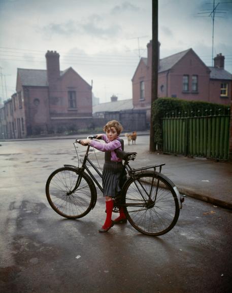 Wie­der­ent­de­ck: In München wird der Fotografin Evelyn Hofer eine große Retrospektive gewidmet. Das Bild „Mädchen mit Fahrrad“ fotografierte Evelyn Hofer 1966 in Dublin.