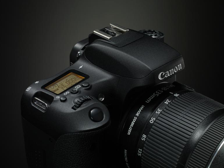 Die EOS 760D schielt mit dem zusätzlichen LC-Display auf Canons Mittelklasse. 