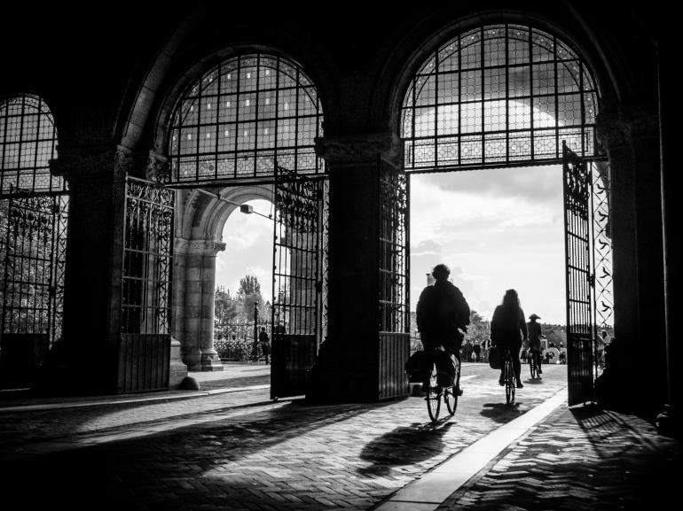 IDEE: Am späten Nachmittag fällt am Rijksmuseum in Amsterdam das Licht durch den Torbogen. Zusammen mit den Radfahrern bildet das Licht-Schattenspiel eine scheinbar aus der Zeit gefallene Momentaufnahme.
GESTALTUNG: Der niedrige Standpunkt lässt die Radfahrer zur Geltung kommen – das Gegenlicht kann sich entfalten. Eine Korrektur der stürzenden Linien hätte das Bild strenger komponiert, eventuell wäre aber
etwas von der Dynamik verloren gegangen. TECHNIK: Freihand und auf den Knien.