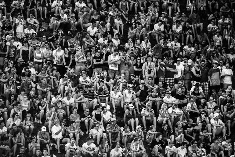 IDEE: Eine banale Idee – mit interessantem Effekt: Statt das Event zu fotografieren, nahm der Fotograf die Zuschauer auf. Und schuf so ein Gruppenbild der besonderen Art. GESTALTUNG: Der enge Ausschnitt zeigt nur die Menschen, ohne Hintergrund und ohne Umgebung. So werden die Personen zu einem grafischen Ensemble verdichtet. TECHNIK: Fotografiert bei einem Motocross-Rennen bei München in einer kleinen Pause. 