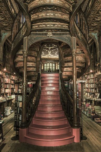 Platz 5 &quot;In der Winkelgasse&quot; – IDEE: Die Buchhandlung Livraria Lello e Irmão im portugiesischen Porto gilt als der schönste Buchladen der Welt – und der Fotograf setzt ihn wie einen der Läden aus Harry Potters Winkelgasse in Szene....