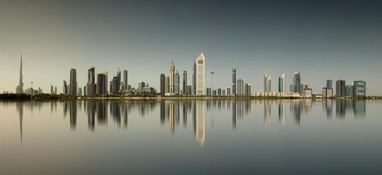 Platz 6 &quot;Falsche Skyline&quot; – IDEE: Die Skyline von Dubai, hier von der „falschen“ Seite. Das ist nicht die Seeseite, die man sonst so oft sieht, sondern eine Ansicht vom Land aus. Das hier so ruhig scheinende Meer wurde digital erzeugt....