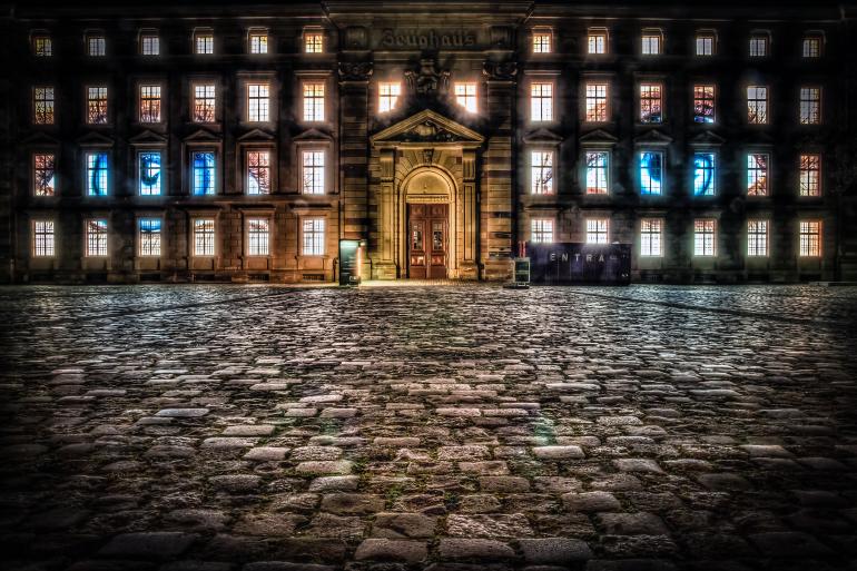 Platz 8 &quot;Augen der Nacht&quot; – IDEE: Das Zeughaus in Mannheim bei Dunkelheit. Die leuchtenden Augen sind eine Installation von E. Brockmann. Sie besteht aus einem Foto, das in Einzelteile zerlegt, auf Acrylglas gebracht und in die Fensterrahmen...