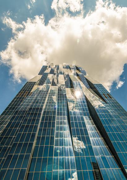 Platz 7 &quot;Wolkenkratzer&quot; – IDEE: Der DC-Tower 1 in der Donau City in
Wien. Der Fotograf wollte den Wolkenkratzer „in Aktion“ fotografieren und wartete auf die vorbeikommende Wolke bei blauem Himmel. GESTALTUNG: Etwas unspektakulär von unten,...