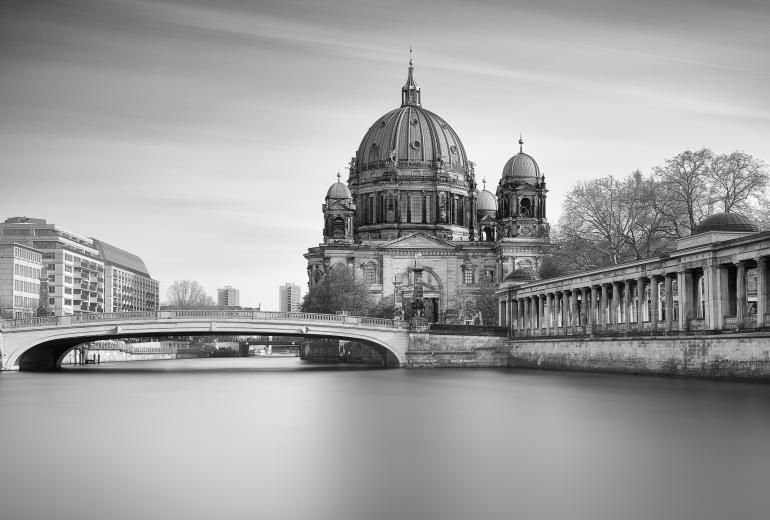 Platz 9 &quot;Weiches Berlin&quot; – IDEE: Berliner Dom, Teile der Museumsinsel und die Friedrichsbrücke werden vom James-Simon-Park aus fotografiert.
GESTALTUNG: Durch das sehr weiche Wasser der Spree und den sanften Himmel wird die Architektur plastisch...