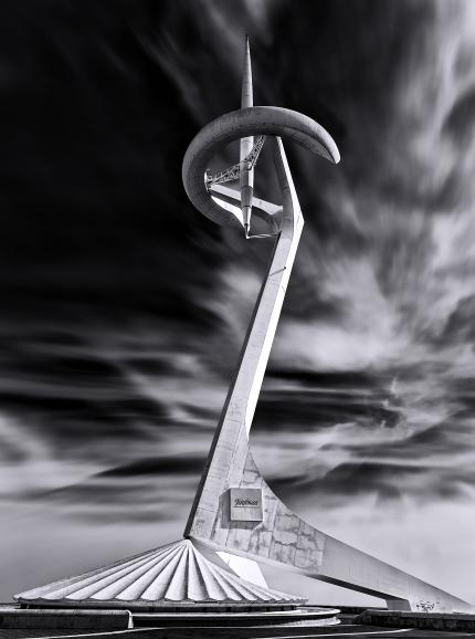 Platz 10 &quot;Torre Telefónica&quot; – IDEE: Der Montjuïc-Kommunikationsturm von
Santiago Calatrava (siehe Platz eins) steht auf dem Olympiagelände in Barcelona und wirkt auch lange nach seiner Erbauung (1992) noch sehr futuristisch. GESTALTUNG: Schöne und kontrastreiche Schwarzweiß-Aufnahme, die den sonst lediglich „hellen“ Turm gut zur Geltung bringt.
TECHNIK: Freihand fotografiert. SW-Konvertierung mit der Nik-Collection. Anschließend noch Bearbeitung der Wolken, damit diese weicher wirken und der Turm die nötige Plastizität bekommt.