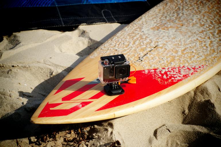 Die Actioncam ist in Blau, Weiß oder Schwarz verfügbar.