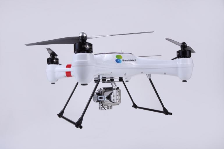 Die Splash-Drone kann nicht nur für Video- und Fotoaufnahmen eingesetzt werden – sie kann bis zu ein Kilogramm durch die Luft bewegen und dank Quickrelease-Mechanismus selbstständig absetzen. 