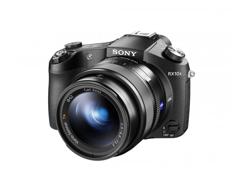 Reise-Bridge mit 4K: Die Allrounderkamera Sony DSC-RX10 II mit 8,3-fach
optischem Zoom filmt im 4K-Modus mit maximal 3.840 x 2.160 Pixeln.