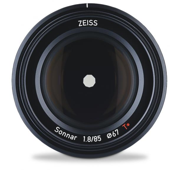 Zeiss Batis 1,8/85: Naheinstellgrenze 710 mm, Gewicht 475 g,
Preis (Handel/UVP) 1.199 €/1.199 €