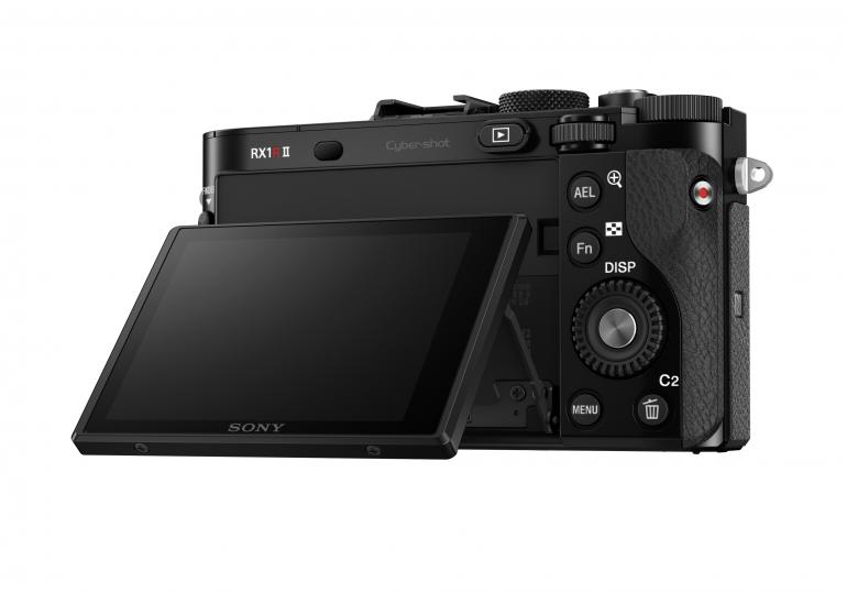 Die neue Profi-Kompaktkamera Sony RX1R II mit ihrem klappbaren 3-Zoll-WhiteMagic-LC-Display