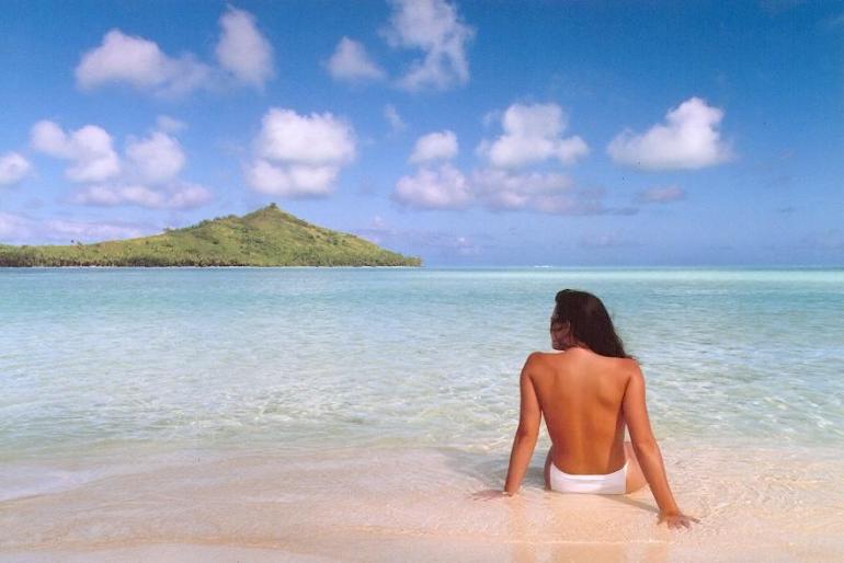 Das erste jemals mit Photoshop bearbeitete Bild trägt den Titel Jennifer in Paradise und dürfte eher ein Urlaubsschnappschuss als eine professionelle Aufnahme sein. Verändert wurde hier die Position der Badenden: Die Frau im Bild saß in der Ursprungsfassung deutlich weiter rechts, unterhalb der Insel im Hintergrund.