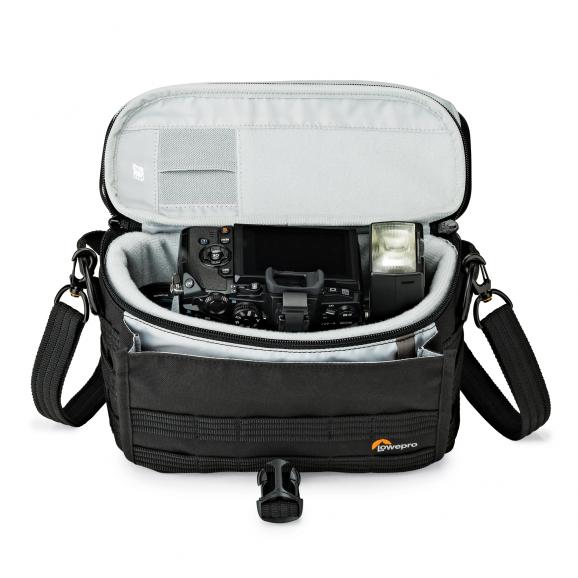 Die neue Schultertasche ProTactic SH 120 AW mit Platz für eine spiegellose Systemkamera mit Objektiv, einem weiteren Objektiv oder Blitzgerät und ein Smartphone