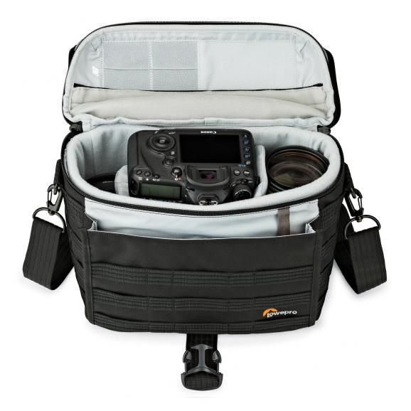 Die neue ProTactic SH 180 AW ist eine mittelgroße Schultertasche mit Platz für eine Standard-DSLR mit Objektiv, ein oder zwei zusätzliche Objektive, Tablet und Smartphone.