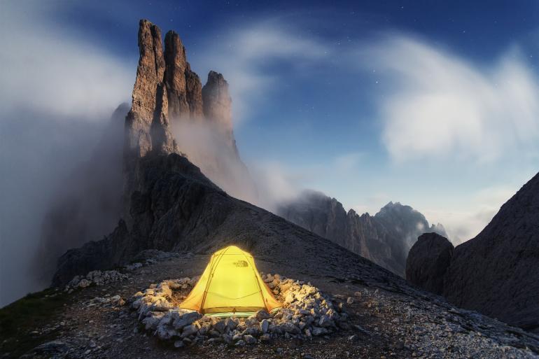 &quot;Good Night&quot; | 1. Platz „Welt der Berge“: Lukas Furlan aus Wien. Der Bildaufbau, die Dynamik im Himmel über den Dolomiten und das Zelt als Eyecatcher überzeugte die Jury.