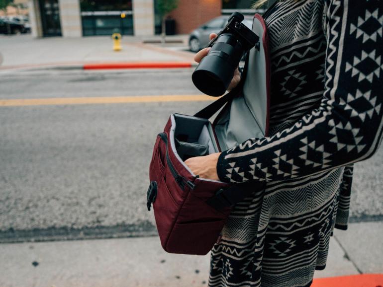 Auch auf der Straße immer alles griffbereit: die neue Taschenserie von Tamrac für Streetfotografen.