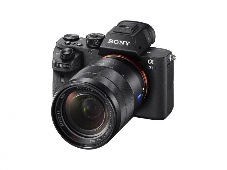 Wer auf der Vorderseite der zweiten Generation der Sony Alpha 7S eine entsprechende Markierung gegenüber der ersten Generation sucht, tut dies vergeblich. Der Hinweis „versteckt“ sich auf der Kamerarückseite.