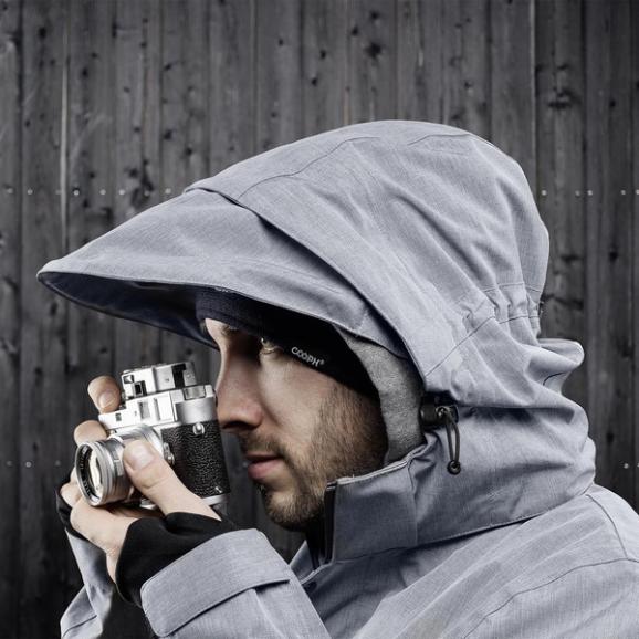 Die ausziehbare Kapuze der neuen COOPH-Regenjacke soll die Kamera vor Nässe schützen.