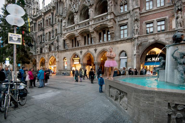 Bob Carey am historischen Fischbrunnen am Marienplatz in München. 