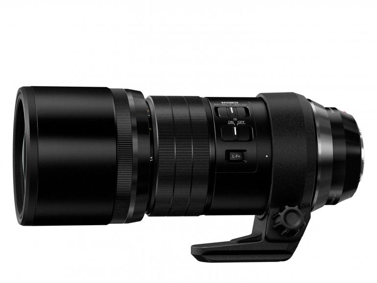 Das neue Teleobjektiv M.Zuiko Digital ED 300 mm 1:4.0 IS Pro von Olympus von der Seite. 