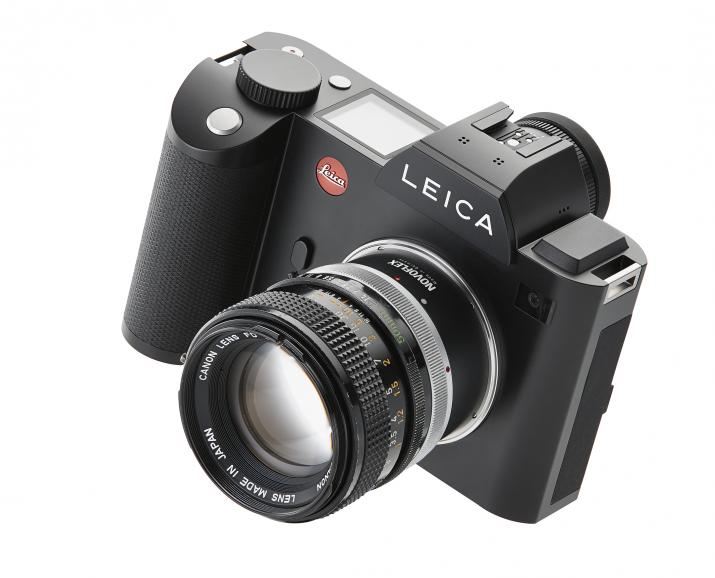 Die Leica SL mit Canon Objektiv. 