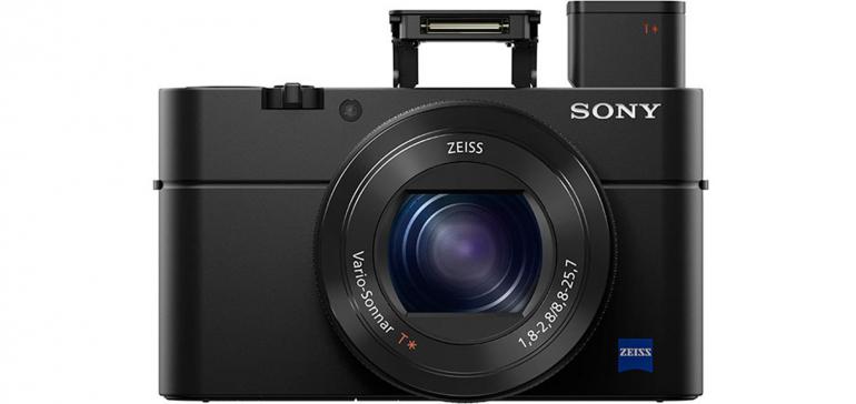 Der kleine elektronische Sucher der Sony RX100 IV wird im schlanken Gehäuse versenkt.