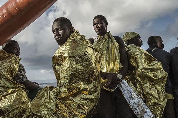 Gerettete Flüchtlinge auf der MSF Bourbon Argos erblicken zum ersten mal die italienische Küste