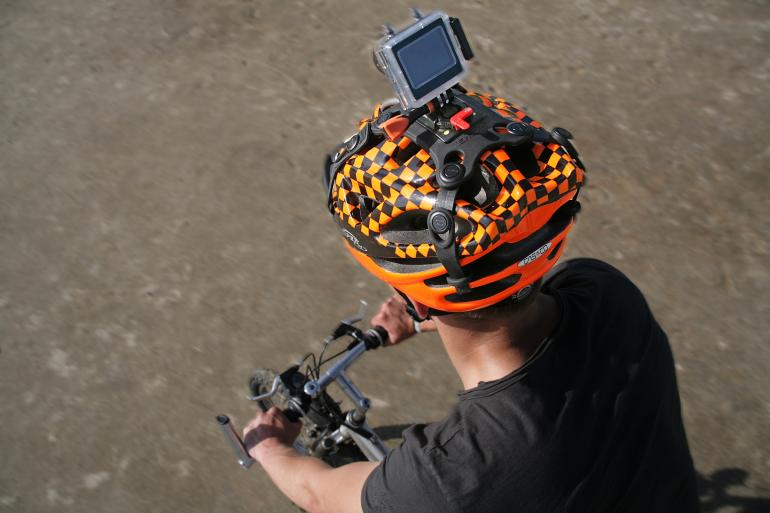 Die neue Halterung soll Kameras ohne Kleberückstände an allen Helmmaterialen befestigen.