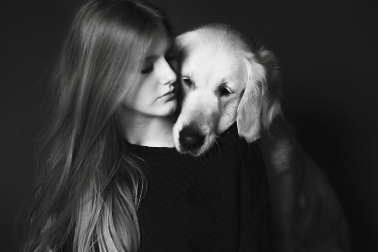 Iza Łyson (18) begeistert seit einiger Zeit die internationale Fotowelt mit ihren Hundefotos. Vor sechs Jahren begann Łyson damit, ihre beiden Hunde Luna und Puska zu fotografieren. Aus dieser Serie ist eine ganze Fotopassion gewachsen. Łyson lebt in dem malerischen Dorf Inwałd im Süden Polens. Dort und in der unmittelbaren Umgebung im Schlesischen Vorgebirge entstehen auch die meisten ihrer Bilder. Regelmäßig hilft Łyson auch in einem Tierheim in Krakau aus. Sie ist dort als Fotografin ein Teil des Teams. Neben einigen Ausstellungen ist dies die erste große Publikation in einem Magazin außerhalb Polens.