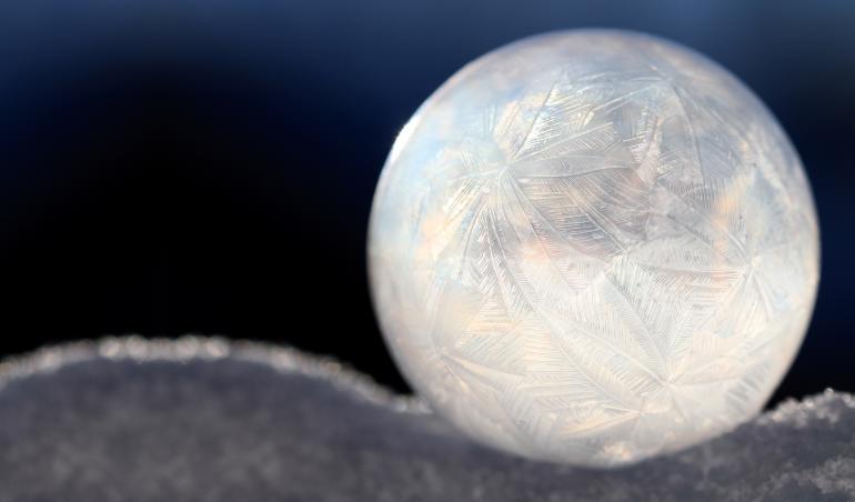 Fotospaß für Draußen: Zaubern Sie eine Kristallkugel aus Seife.