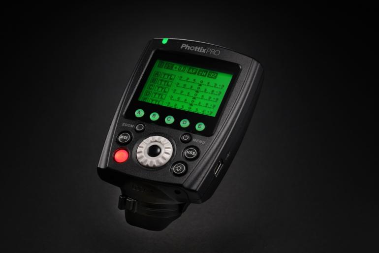 Das beleuchtete LCD‐Displays des Phottix Odin II TTL Blitzauslösers zeigt alle Einstellungen auf einen Blick.